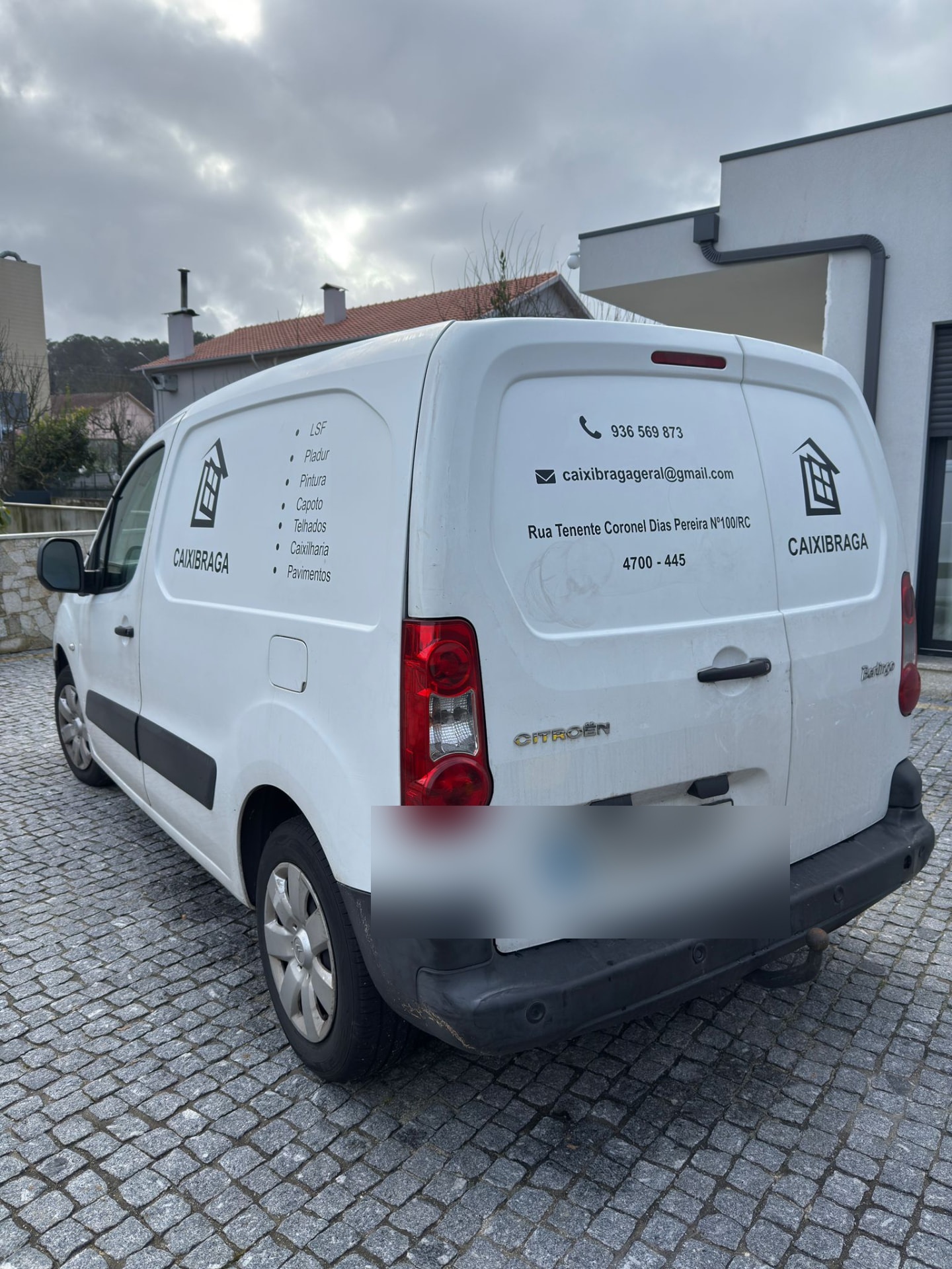 Carrinha branca com vinil de identificação de empresa aplicado nas portas traseiras
